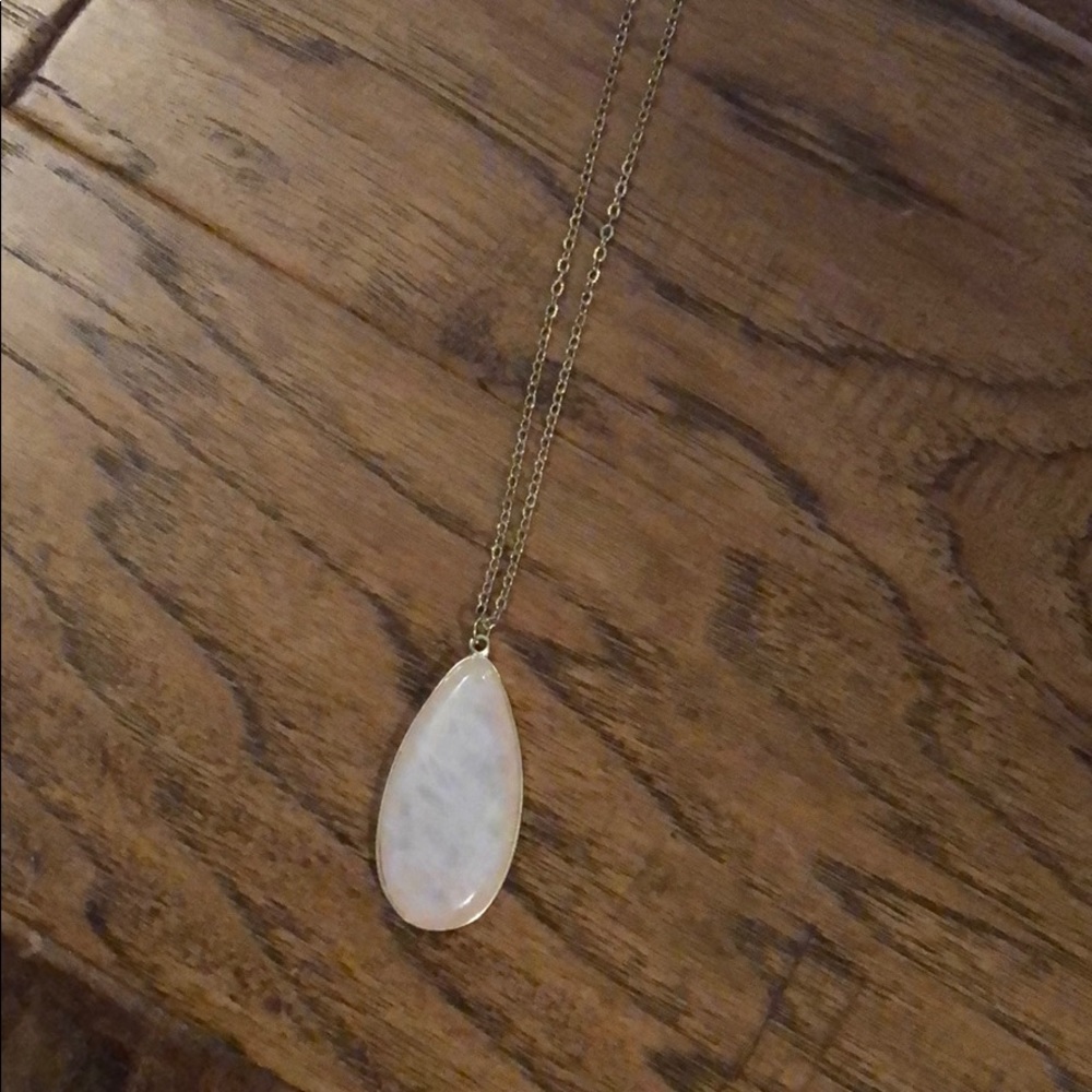Long necklace with pink stone